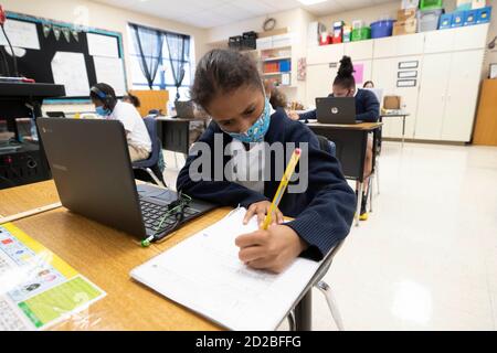 Austin, Texas, États-Unis. 6 octobre 2020. Sous la surveillance soigneuse des enseignants chevronnés avec beaucoup de PPE prêt, l'apprentissage en personne prend encore une fois en troisième année pendant la deuxième journée de cours à Campbell Elementary à Austin, au Texas. L'école de l'AISD utilise une combinaison d'apprentissage à distance et en personne à l'âge du coronavirus. Crédit : Bob Daemmrich/ZUMA Wire/Alay Live News Banque D'Images