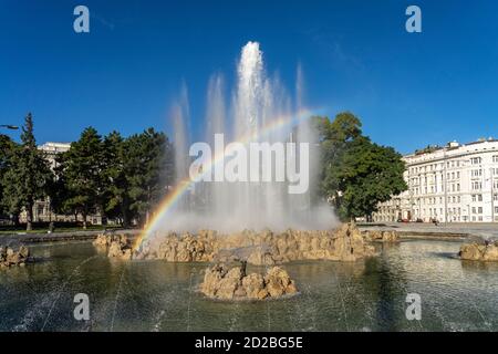 Der Hochstrahlbrunnen am Schwarzenbergplatz à Wien, Österreich, Europa | Fontaine Hochstrahlbrunnen sur la place Schwarzenbergplatz à Vienne, Autriche Banque D'Images