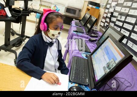 Austin, Texas, États-Unis. 6 octobre 2020. Sous la surveillance soigneuse d'enseignants chevronnés, JASMINE SALDIVAR travaille sur des leçons de troisième année avec beaucoup de PPE prêt, l'apprentissage en personne prend encore une fois au cours de la deuxième journée de cours à Campbell Elementary à Austin, au Texas. L'école de l'AISD utilise une combinaison d'apprentissage à distance et en personne à l'âge du coronavirus. Crédit : Bob Daemmrich/ZUMA Wire/Alay Live News Banque D'Images