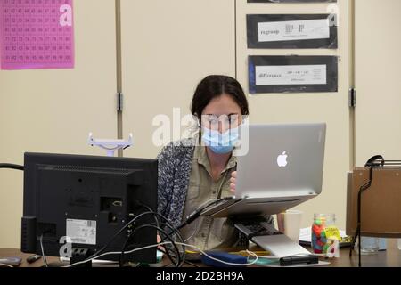 Austin, Texas, États-Unis. 6 octobre 2020. Sous la surveillance soigneuse de l'enseignante de troisième année JEANINE DOYLE et avec beaucoup de PPE prêt, l'apprentissage en personne prend encore une fois de suite au cours de la deuxième journée de cours à Campbell Elementary à Austin, TX. L'école de l'AISD utilise une combinaison d'apprentissage à distance et en personne à l'âge du coronavirus. Crédit : Bob Daemmrich/ZUMA Wire/Alay Live News Banque D'Images