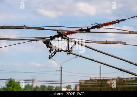 Cornes de trolleybus, fils sur la ligne pour trolleybus gros plan contre le ciel. Banque D'Images