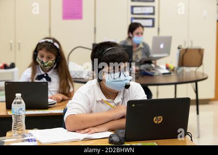 Austin, Texas, États-Unis. 6 octobre 2020. Sous la surveillance attentive des enseignants chevronnés de troisième année avec beaucoup de PPE prêt, l'apprentissage en personne prend encore une fois de suite au cours de la deuxième journée de cours à Campbell Elementary à Austin, au Texas. L'école de l'AISD utilise une combinaison d'apprentissage à distance et en personne à l'âge du coronavirus. Crédit : Bob Daemmrich/ZUMA Wire/Alay Live News Banque D'Images