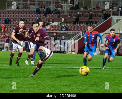 Betfred Cup - coeur de Midlothian et Inverness Caledonian Thistle. Tynecastle Park, Édimbourg, Midlothian, Royaume-Uni. 06e octobre 2020. Les cœurs accueillent le Thistle Caledonian d'Inverness lors de la coupe Betfred au parc Tynecastle, à Édimbourg. Pic shows: Le milieu de terrain de coeur, Jamie Walker, a des scores de la pénalité spot pour mettre le côté de la maison 1 vers le haut. Crédit : Ian Jacobs/Alay Live News Banque D'Images