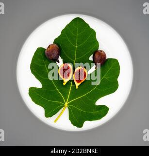Figues sur une feuille de vigne Banque D'Images