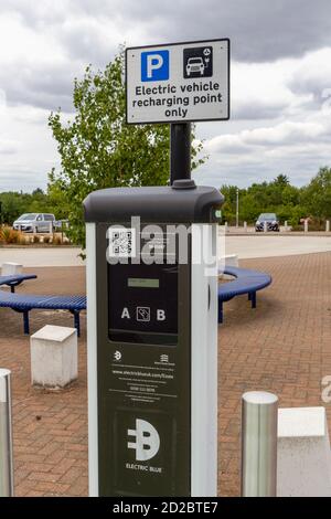 Point de recharge de voiture Electric Blue au parc de stationnement et d'attraction Sandon, à l'extérieur de Chelmsford, Essex, Royaume-Uni. Banque D'Images