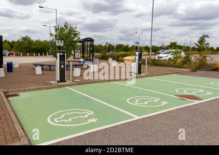 Places de parking Electric Blue au Sandon Park & Ride car Park, à l'extérieur de Chelmsford, Essex, Royaume-Uni. Banque D'Images