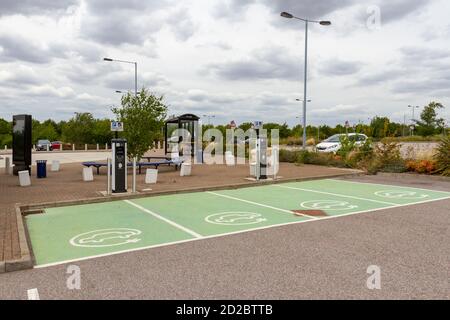 Places de parking Electric Blue au Sandon Park & Ride car Park, à l'extérieur de Chelmsford, Essex, Royaume-Uni. Banque D'Images