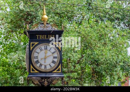 Belle vieille horloge sur le fond d'arbres verts Un jour ensoleillé à Tbilissi Banque D'Images