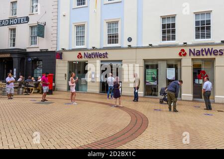 Une file d'attente socialement distancieuse (pendant la pandémie Covid 19 en août 2020) à l'extérieur de la succursale de la banque NatWest à High Street, Chelmsford, Essex, Royaume-Uni. Banque D'Images