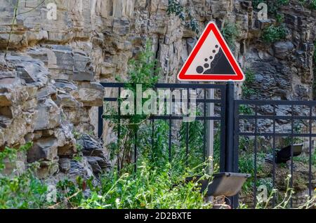 Gros plan d'un signe de chute possible de la montagne, avertissement de danger Banque D'Images