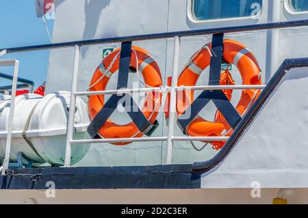 deux bouées de sauvetage sur un bateau par une journée ensoleillée Banque D'Images