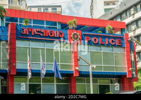 Tbilissi, Géorgie - juin 28 2019 : un bâtiment de police moderne à Tbilissi dans la journée Banque D'Images