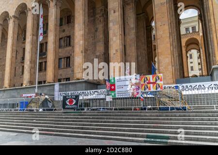 Tbilissi, Géorgie - 28 juin 2019. Manifestations pacifiques près du Parlement de Tbilissi par temps ensoleillé. Banque D'Images