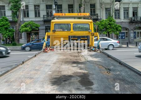 Chariot de remorquage avec cabine jaune, vue arrière par temps ensoleillé, Tbilissi Banque D'Images