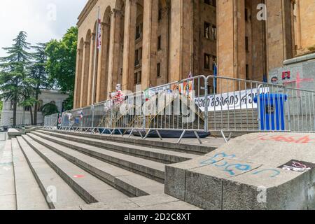 Tbilissi, Géorgie - 28 juin 2019. Manifestations pacifiques près du Parlement de Tbilissi par temps ensoleillé. Banque D'Images