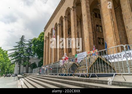 Tbilissi, Géorgie - 28 juin 2019. Manifestations pacifiques près du Parlement de Tbilissi par temps ensoleillé. Banque D'Images