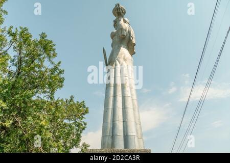 Tbilissi, Géorgie - juin 28 2019 : statue de mère Géorgie contre un ciel bleu. Mère de Kartli en Géorgie Banque D'Images