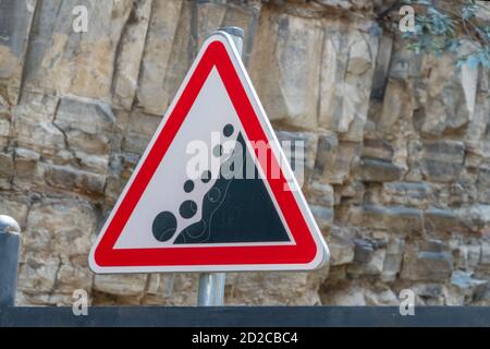 Gros plan d'un signe de chute possible de la montagne, avertissement de danger Banque D'Images