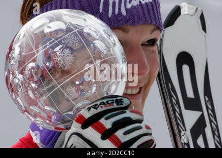 Maria Riesch, d'Allemagne, pose avec le trophée féminin de la coupe du monde de ski alpin de Slalom lors de la finale de la saison à Garmisch-Partenkirchen le 13 mars 2010. REUTERS/Wolfgang Rattay (SKI DE SPORT EN ALLEMAGNE)