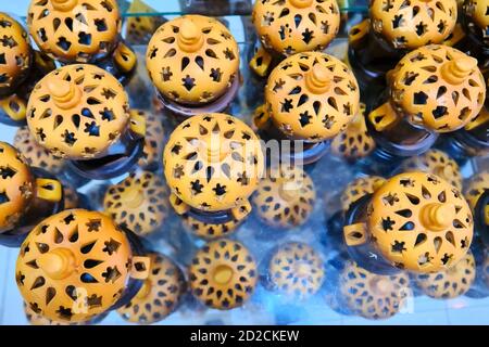 Lampes arabes pour bougies sur une table en verre. Récipients en argile pour bougies dans le magasin de bazar. Banque D'Images