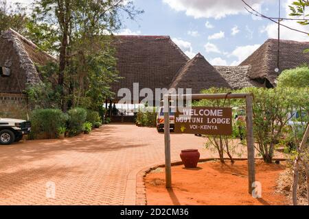 Panneau de bienvenue et pavillon principal extérieur de l'hôtel Ngutuni Lodge, une réserve de jeux privée près de VOI, Kenya Banque D'Images