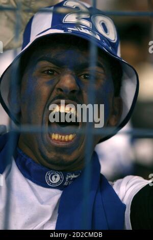 Un fan d'al Hilal applaudit à son équipe lors de son match de football contre al Etafaq lors de la finale de la coupe du Prince de la Couronne saoudienne à Riyad le 7 mars 2008. REUTERS/Fahad Shadeed (ARABIE SAOUDITE)