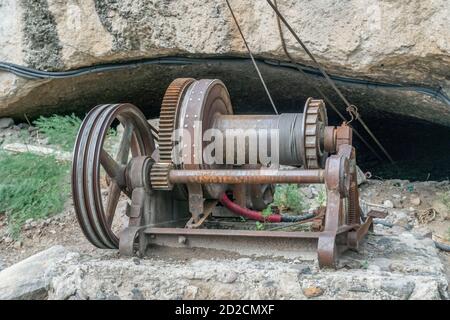 Élingue de corde ou élingue de corde sur un tambour de grue ou un treuil de levage Banque D'Images