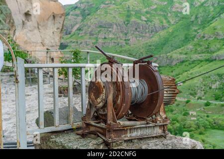 Élingue de corde ou élingue de corde sur un tambour roulant de grue ou un treuil de grue de levage. Vardzia, Géorgie Banque D'Images