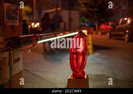 la barrière rouge et blanche s'allume automatiquement à la fermeture de la cour vers le haut la nuit Banque D'Images