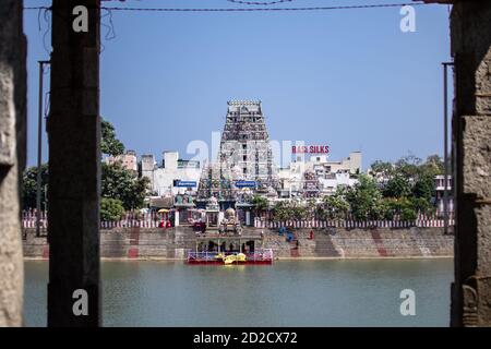 Chennai, Inde - 8 février 2020 : vue du temple de Kapaleeshwalar de l'autre côté de l'étang par Koil Kulam le 8 février 2020 à Chennai, Inde Banque D'Images