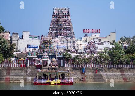 Chennai, Inde - 8 février 2020 : vue du temple de Kapaleeshwalar de l'autre côté de l'étang par Koil Kulam le 8 février 2020 à Chennai, Inde Banque D'Images