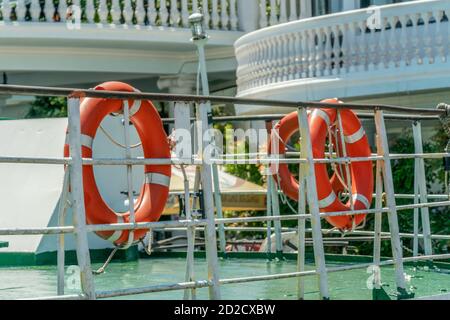 deux bouées de sauvetage sur un bateau par une journée ensoleillée Banque D'Images