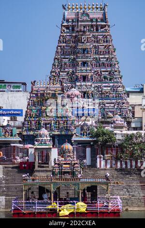 Chennai, Inde - 8 février 2020 : vue du temple de Kapaleeshwalar de l'autre côté de l'étang par Koil Kulam le 8 février 2020 à Chennai, Inde Banque D'Images