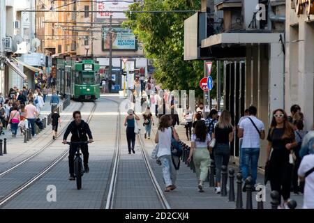 Vue sur la ville animée des gens sur une voie étroite ou très fréquentée rue à Sofia Bulgarie Europe de l'est Banque D'Images