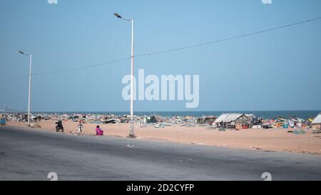 Chennai, Inde - 8 février 2020 : vue sur la plage de Chennai, les habitants et les débris sur terre le 8 février 2020 à Chennai, Inde Banque D'Images