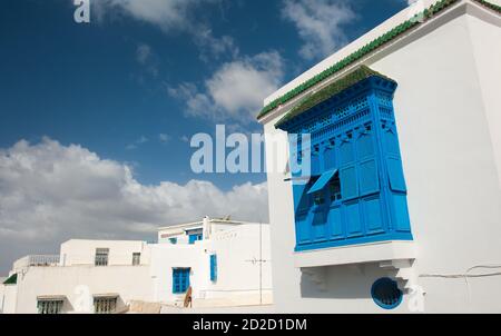 Beau bleu ornement windows sur un mur blanc si typique de la Tunisie Banque D'Images