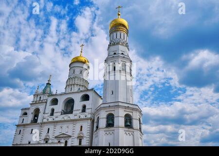 Clocher d'Ivan le Grand du Kremlin de Moscou. Clocher de l'église dans l'ensemble architectural de la place de la cathédrale - Kremlin, Moscou, Russie Banque D'Images