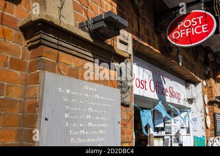 Extérieur de la boutique de poste avec inscription en ardoise vintage dans Great Bedwyn, un village de l'est du Wiltshire, dans le sud de l'Angleterre Banque D'Images