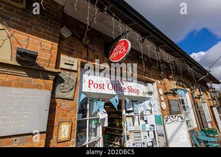 Extérieur de la boutique de poste de Great Bedwyn, un village de Wiltshire, dans le sud de l'Angleterre Banque D'Images