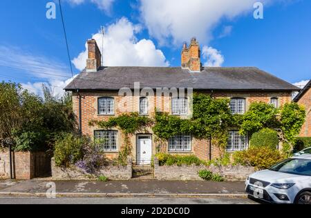 Chalet en bord de route avec un beau style local décoré de briques dans Great Bedwyn, un village dans l'est du Wiltshire, dans le sud de l'Angleterre, par une journée ensoleillée Banque D'Images