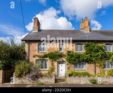 Chalet en bord de route avec un beau style local décoré de briques dans Great Bedwyn, un village dans l'est du Wiltshire, dans le sud de l'Angleterre, par une journée ensoleillée Banque D'Images