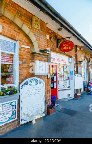 Des pierres tombales vintage insolites sont exposées à l'extérieur du bureau de poste de Great Bedwyn, un petit village rural de Wiltshire, dans le sud de l'Angleterre Banque D'Images