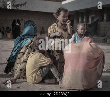 Taiz / Yémen - 16 mars 2017 : UN enfant vit à l'extérieur avec sa famille dans un camp pour personnes déplacées à cause de la guerre au Yémen . Banque D'Images