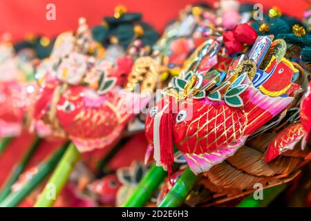 asakusa, japon - novembre 08 2019 : kisshō kumade ou râteau de fantaisie ornated avec le folklore japonais charmes chanceux comme la dorade de mer et le vivaneau rouge de Banque D'Images