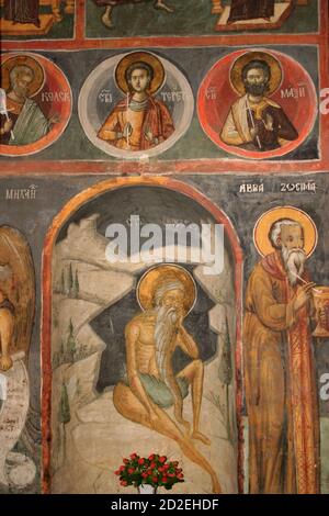 Monastère de Snagov, comté d'Ilfov, Roumanie. Intérieur de l'église du XVe siècle. Fresques représentant des saints, avec Saint-Onuphrius l'ermite au centre. Banque D'Images