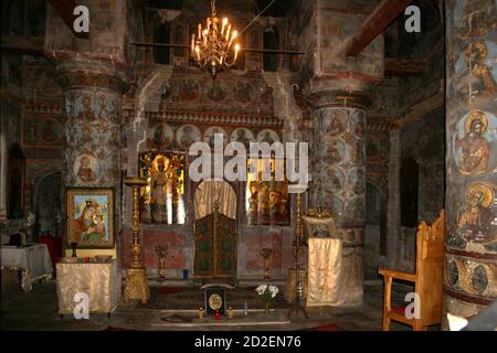 Monastère de Snagov, comté d'Ilfov, Roumanie. Intérieur de l'église du XVe siècle avec la tombe de Vlad l'Impaler au centre. Banque D'Images