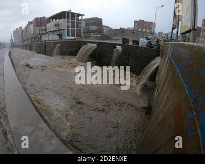 Taiz / Yémen - 01 février 2018 : fortes pluies et torrents torrentielles dans la ville de Taiz, Yémen Banque D'Images