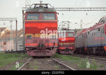 Vue sur la voie ferrée avec les anciennes locomotives et le dépôt de locomotives opérationnel. Concept de transport Banque D'Images
