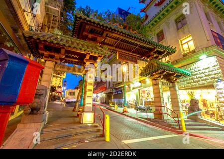 San Francisco, Californie, États-Unis - 16 août 2019 : entrée à Chinatown, une porte d'architecture chinoise, porte du dragon le plus grand chinois Banque D'Images