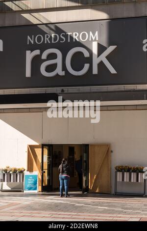 Seattle, États-Unis. 6 octobre 2020. De nombreuses entreprises du quartier commerçant du centre-ville de Westlake optent pour le maintien de fenêtres d'affaires à bord tandis que les manifestations nocturnes pour l'égalité raciale se poursuivent sans que l'on puisse voir une fin. Depuis le début de l'année, le quartier d'affaires de Westlake a été fermé depuis Covid-19. Une émeute tôt peut entraîner des entreprises à monter à bord de la plupart des fenêtres de la région. Crédit : James Anderson/Alay Live News Banque D'Images